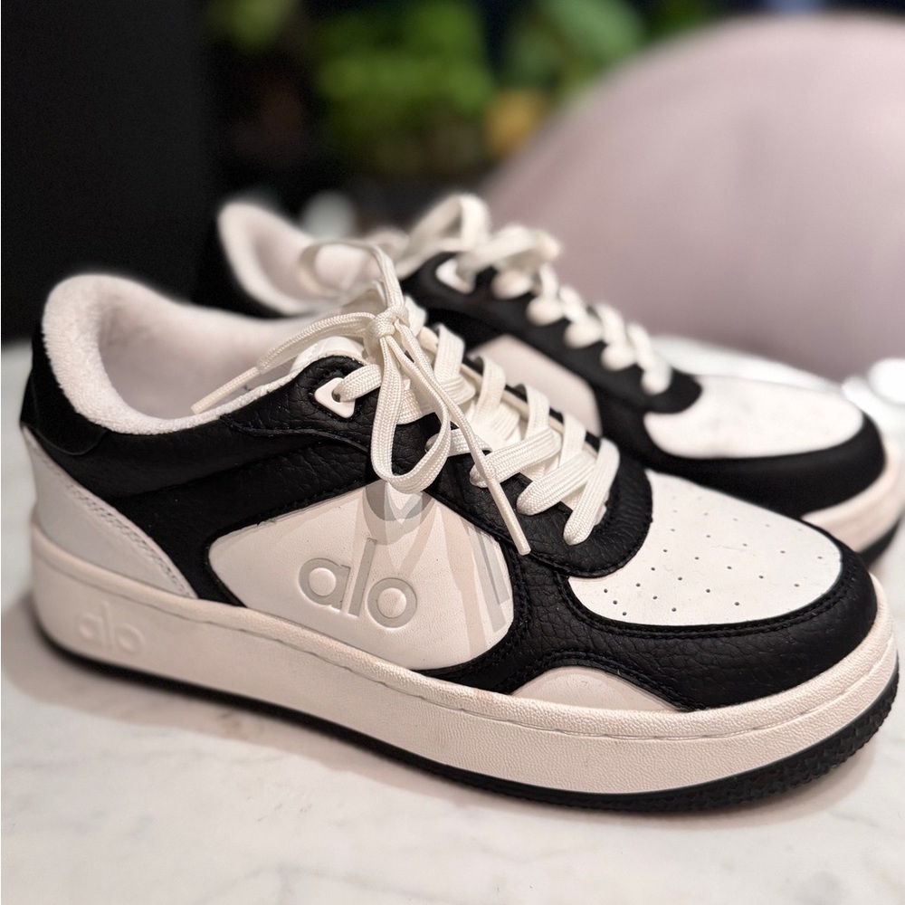 Alo Recovery sneakers (size 6)